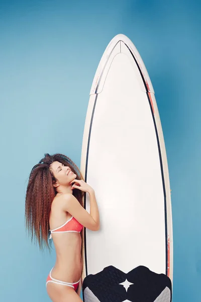 肖像奇特的女孩摆着冲浪板 — 图库照片