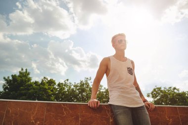 Rahatlatıcı, güneşli bir gün bir bui üzerinde dururken zevk genç adam