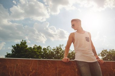 Rahatlatıcı, güneşli bir gün bir bui üzerinde dururken zevk genç adam