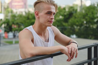 Dövmeler ve şık saç bir portre sarışın hipster çocuk
