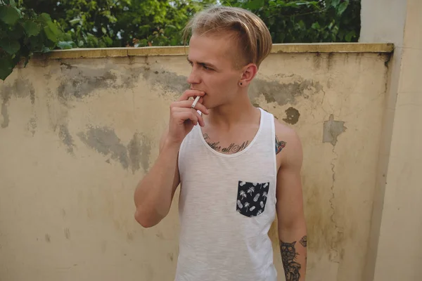 Getatoeëerde jongeman roken — Stockfoto