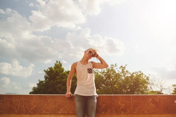 Rahatlatıcı, güneşli bir gün bir bui üzerinde dururken zevk genç adam — Stok fotoğraf