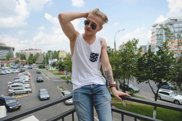 Portret blonde hipster boy met tatoeages en stijlvolle haren — Stockfoto
