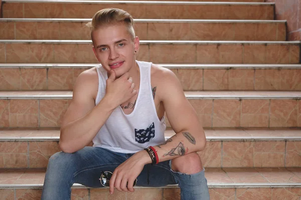 Stående ung blond tatuerad man — Stockfoto