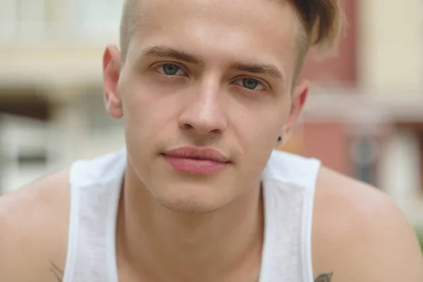 Retrato loiro hipster menino com tatuagens e cabelo elegante — Fotografia de Stock