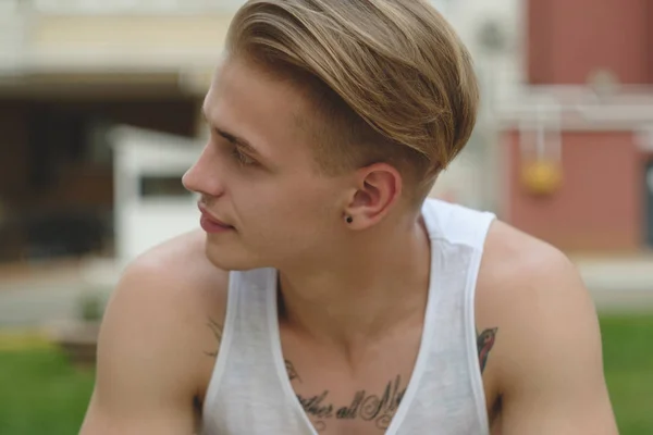 Portret blonde hipster boy met tatoeages en stijlvolle haren — Stockfoto