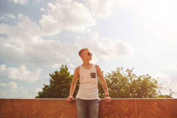 Rahatlatıcı, güneşli bir gün bir bui üzerinde dururken zevk genç adam — Stok fotoğraf