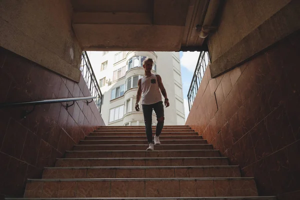 Молодий чоловік спускається сходами в пішохідному метро — стокове фото