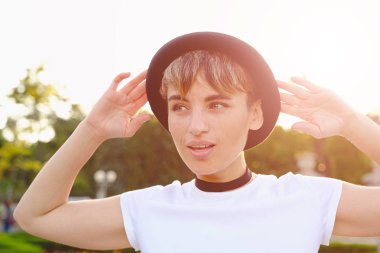 Genç güzel kadın bir parkta yürürken anlamı