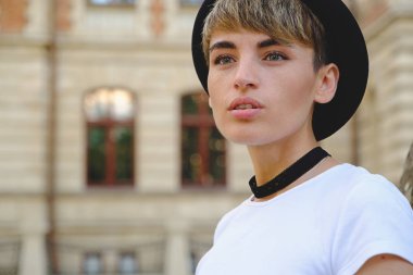 Doğal günlük makyaj güzel kadınla