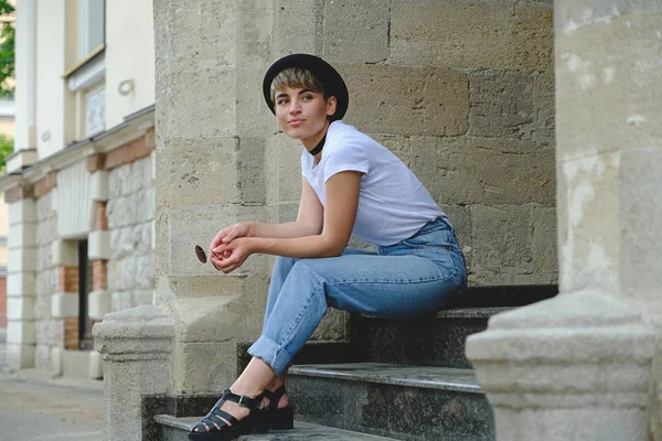 Vackra unga hipster kvinna poserar sittande på trappan — Stockfoto