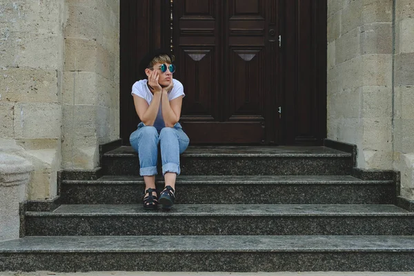 Bela jovem hipster mulher posando sentado no escadas — Fotografia de Stock