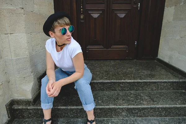 Bela jovem hipster mulher posando sentado no escadas — Fotografia de Stock