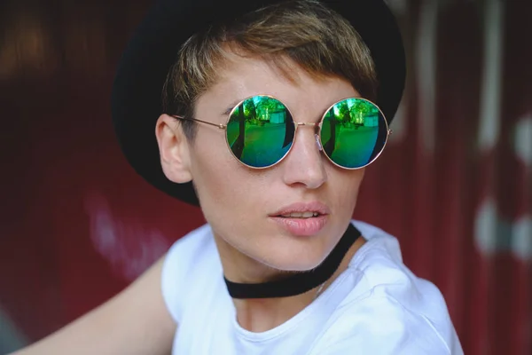 Portret van de jonge vrouw stijlvolle hoed en ronde bril dragen — Stockfoto