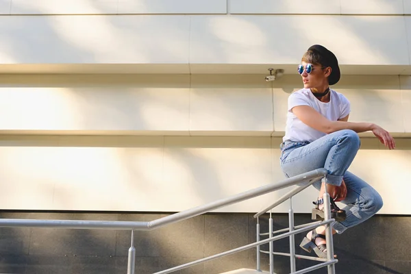 Retrato de mujer moderna con elegantes gafas redondas colgando —  Fotos de Stock