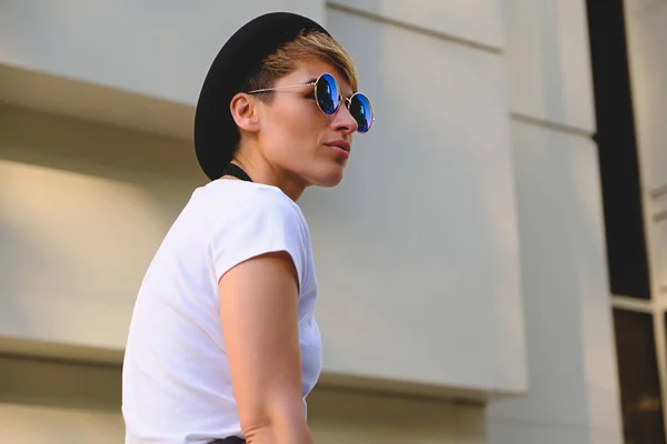 Mujer con gafas de sol de moda —  Fotos de Stock