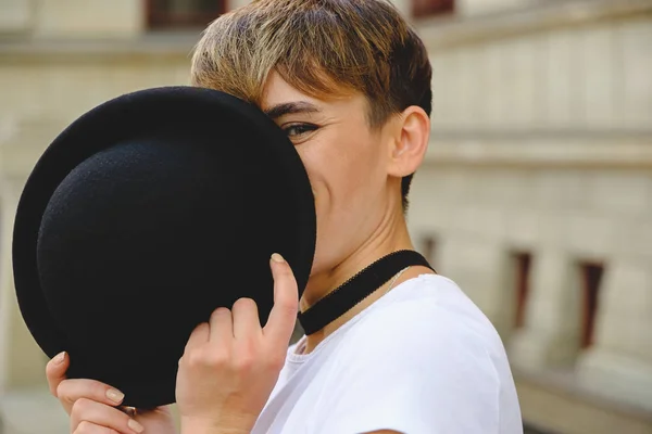 Hermosa mujer escondiendo la cara detrás del sombrero mostrando un ojo —  Fotos de Stock