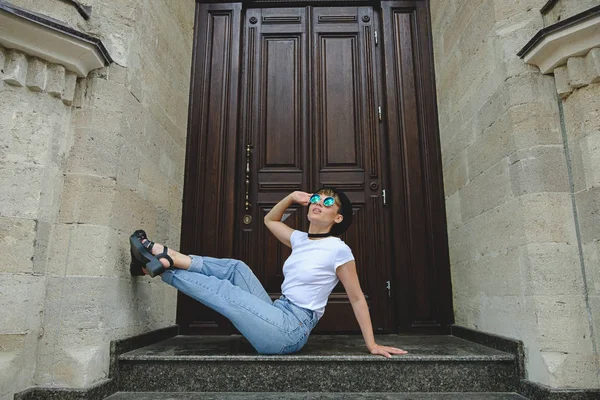 Chica de la ciudad con gafas de sol que reflejan el cielo —  Fotos de Stock