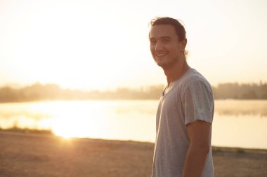 Egzersiz yaptıktan sonra gülümseyerek portre yakışıklı adam