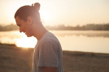 Yakışıklı adam parkta egzersiz yaptıktan sonra dinlenme