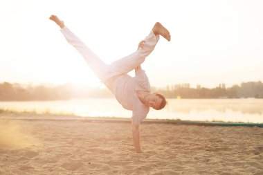 Atletik capoeira sanatçı egzersiz eğitim plaj sunris
