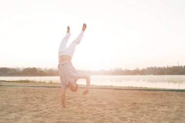 Atletik capoeira sanatçı egzersiz eğitim plaj sunris