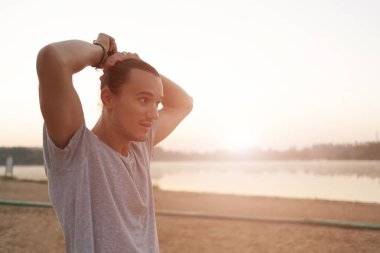 Şehir plaj backgro atletik olumlu capoeira adam portresi