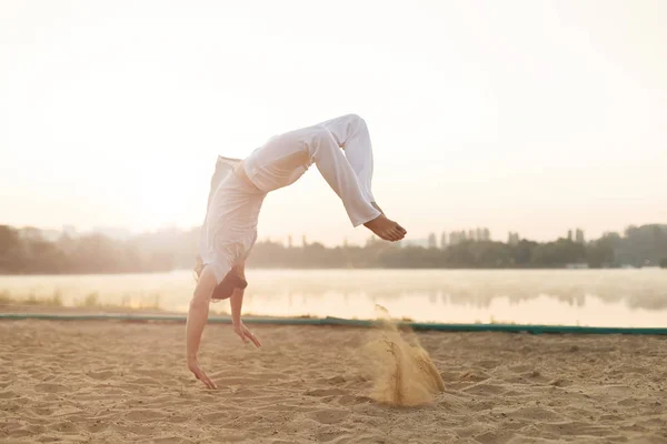 Athletic capoeira performer workout training on the beach sunris — Stock Photo, Image