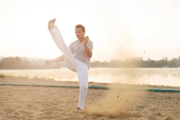 Atletik capoeira sanatçı egzersiz eğitim plaj sunris — Stok fotoğraf