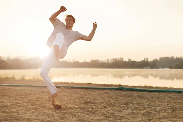 Athletic capoeira performer workout training on the beach sunris — Stock Photo, Image
