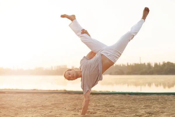 Athletic capoeira performer workout training on the beach sunris — Stock Photo, Image