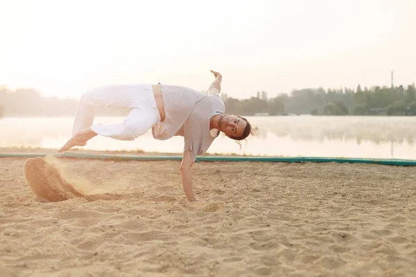 Entrenamiento atlético capoeira performer entrenamiento en la playa sunris — Foto de Stock