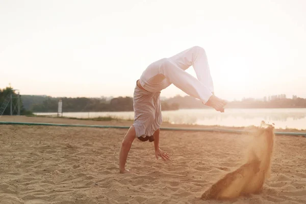 Entrenamiento atlético capoeira performer entrenamiento en la playa sunris — Foto de Stock