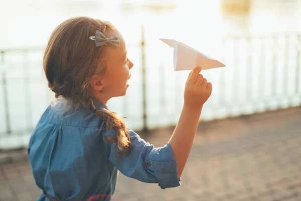 玩玩具纸飞机的女孩 — 图库照片