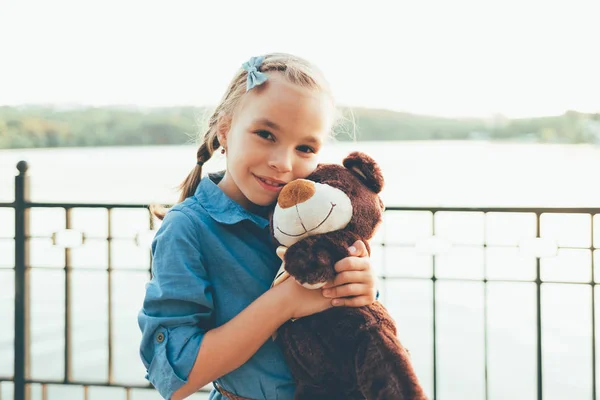 Дівчина обіймає милого плюшевого ведмедя — стокове фото
