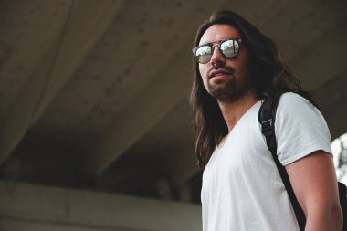 Şehrin yansıtan giyen moda güneş gözlüğü modeli