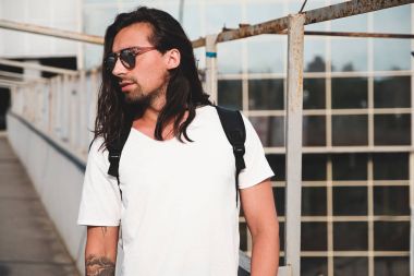 Çekici sakallı adam dikey, güneş gözlüğü