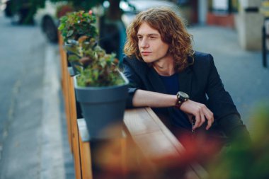 Şehir hayatı izliyor gitmek için kahve adamla