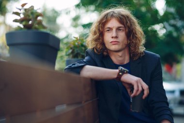  Tezgah düşünme üzerinde oturan kırmızı saçlı hippi adam