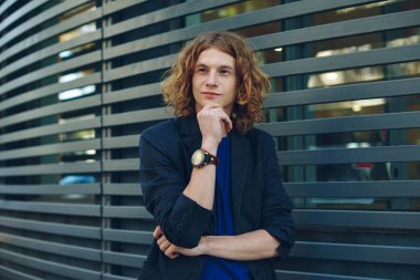 Kentsel fütüristik arka plan üzerinde kırmızı saçlı adam portresi