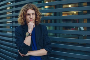 Kentsel fütüristik arka plan üzerinde şık adam