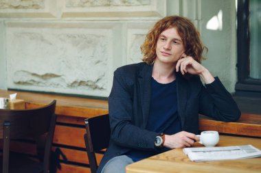 Kahve ile poz kırmızımsı adam ilginç portre