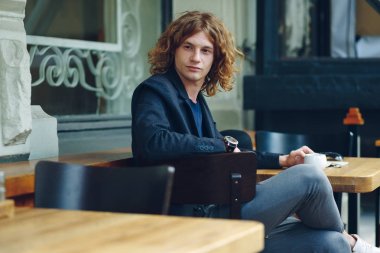 Kahve ile poz kırmızımsı adam ilginç portre