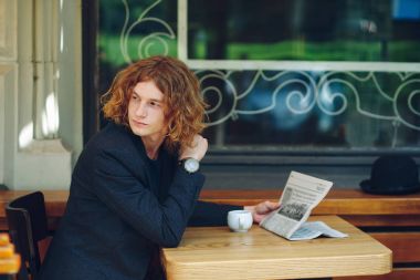 Omzunun üzerinden bakarak kırmızımsı adam