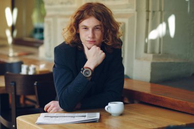 Kırmızımsı delikanlı çenesini dokunmadan poz