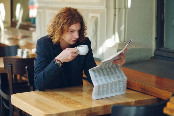 Hipster człowiek pije kawę podczas czytania — Zdjęcie stockowe