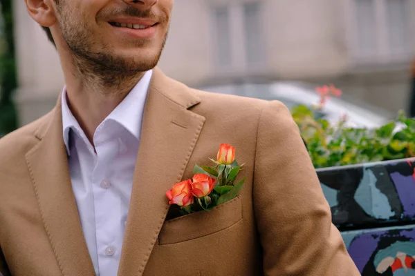 Szczelnie-do góry mężczyzna ubrany w klasyczny jaket z trzech róż w poket — Zdjęcie stockowe