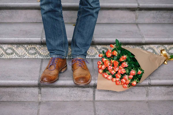 Närbild av vintage skor med lila skosnören och en bukett av ros — Stockfoto
