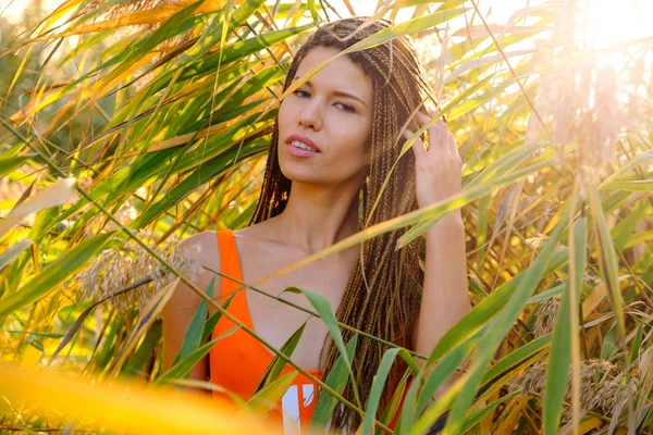 Retrato de mulher em maiô entre plantas — Fotografia de Stock