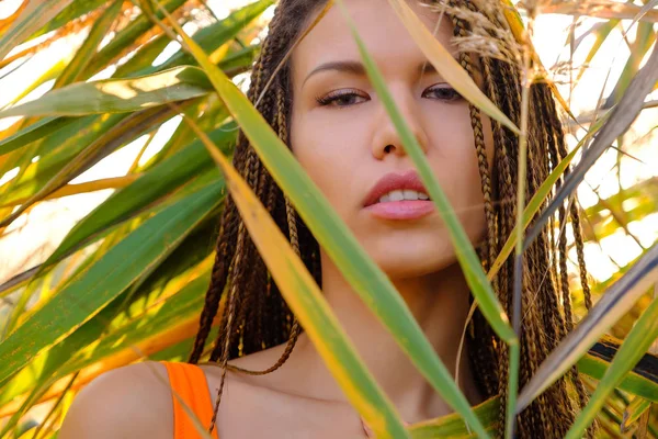 Retrato de mulher em maiô entre plantas — Fotografia de Stock